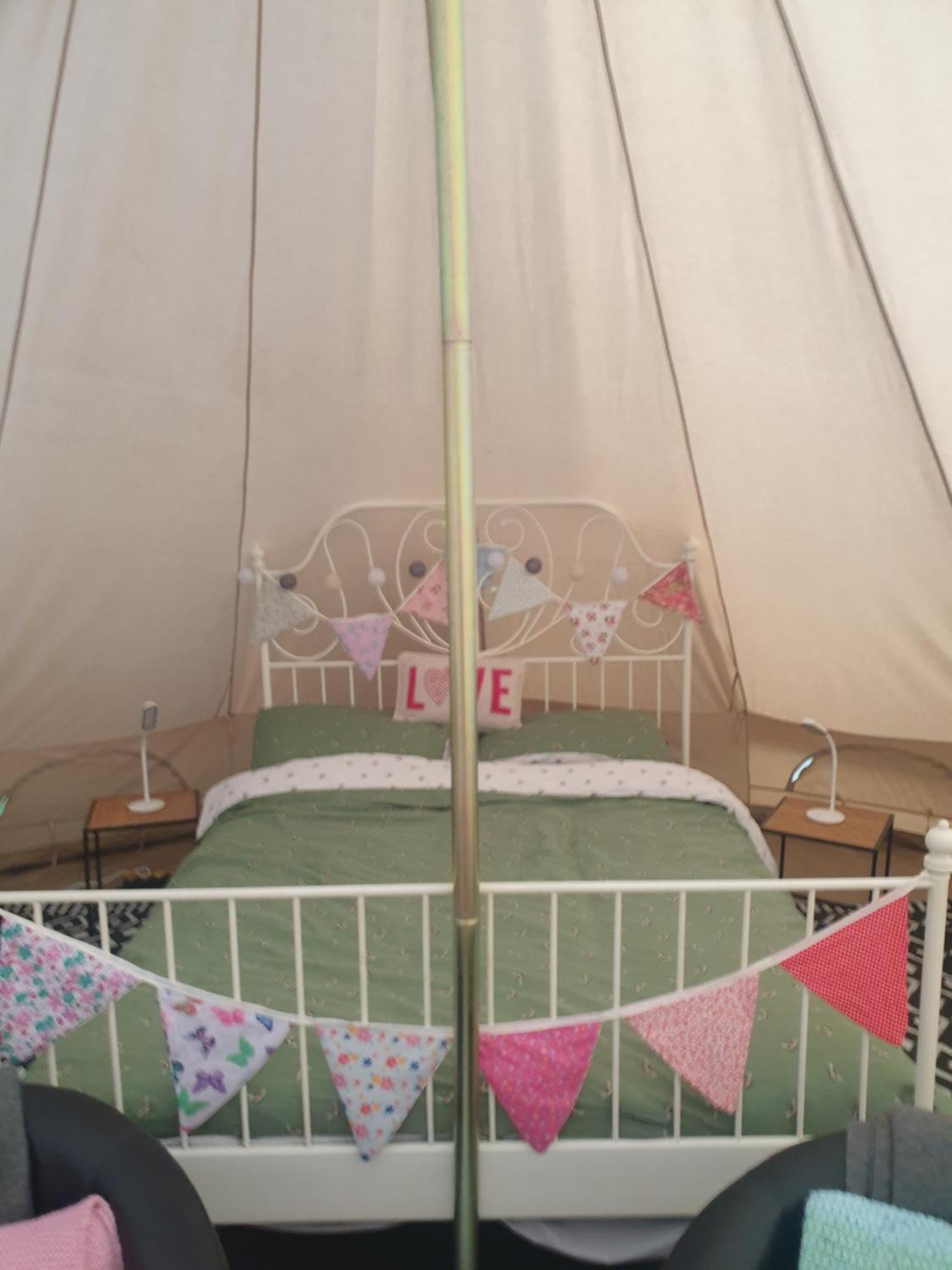 Wildberry Glamping Otel Orgères-la-Roche Dış mekan fotoğraf